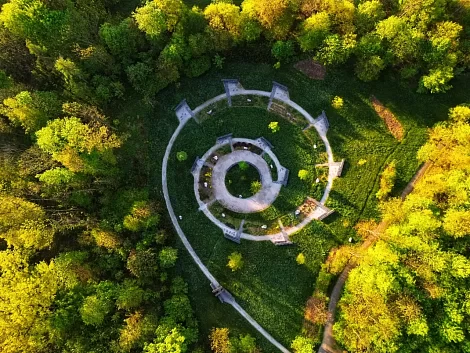 Zvěrokruhová lesní zahrada